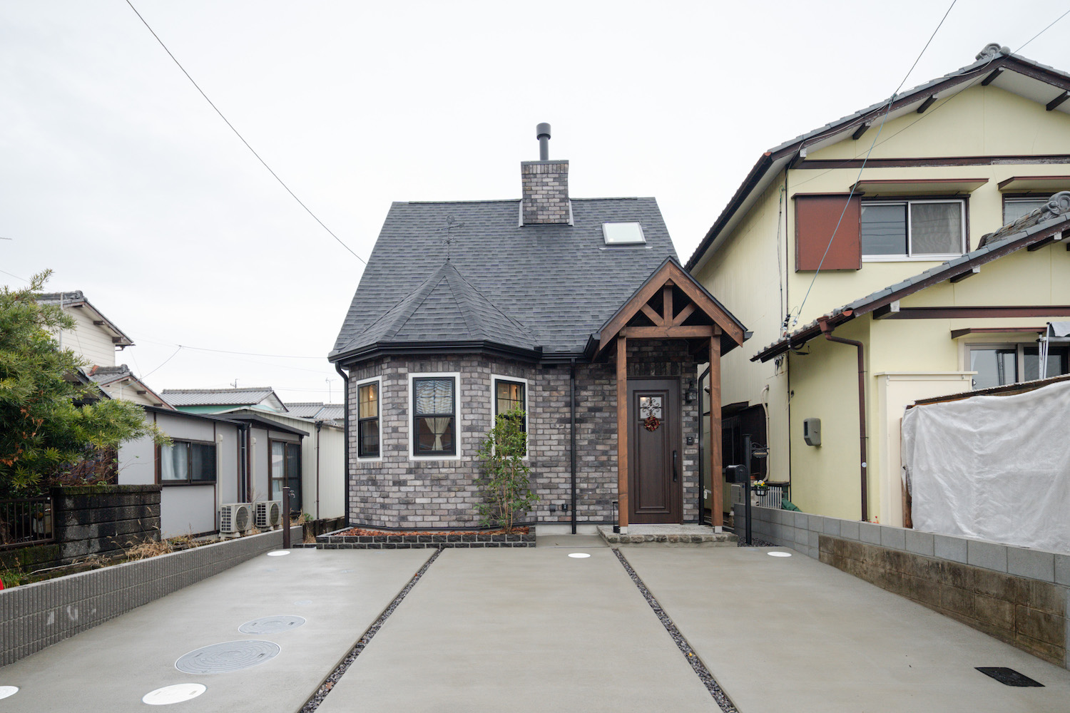 煙突屋根のあるイングリッシュデザインのレンガの家