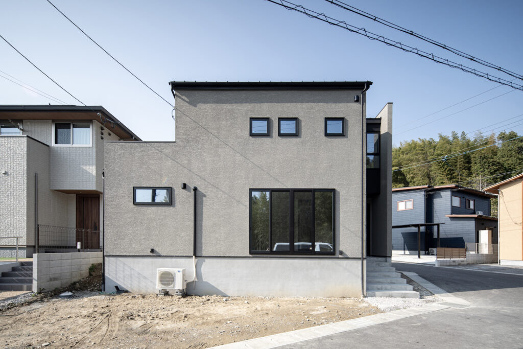 アイアンのアクセントが美しいモダン住宅